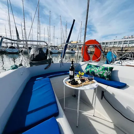 Bacus - Your Floating Hideaway In * Лиссабон