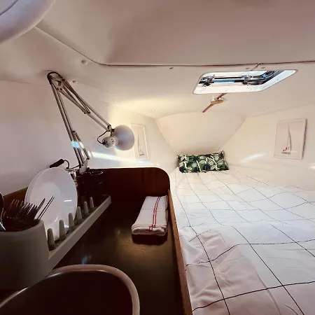 Bacus - Your Floating Hideaway In Лиссабон