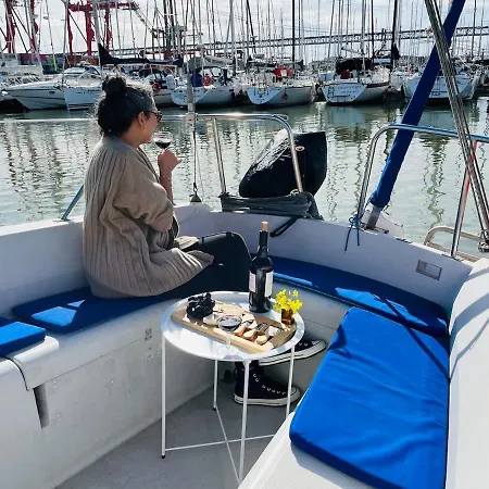 Bacus - Your Floating Hideaway In Hotel en barco Lisboa