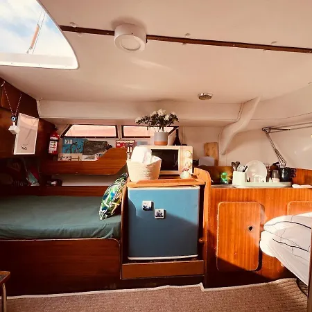 Bacus - Your Floating Hideaway In Лиссабон