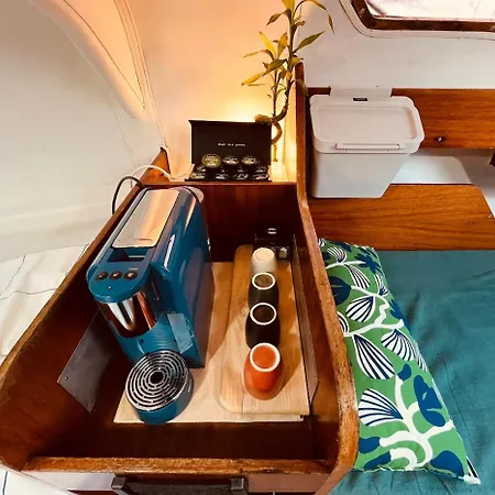 Bacus - Your Floating Hideaway In * Лиссабон