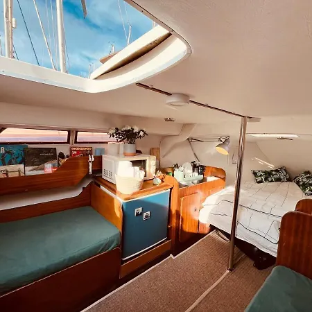 Bacus - Your Floating Hideaway In