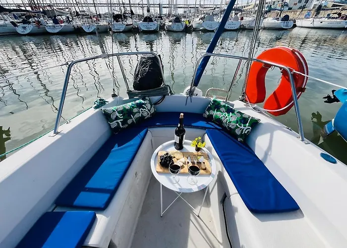 ספינת מלון Bacus - Your Floating Hideaway In *