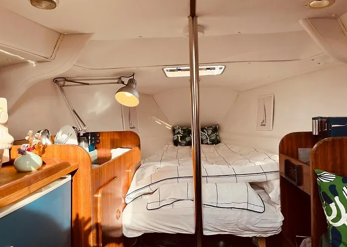 Bacus - Your Floating Hideaway In Botel