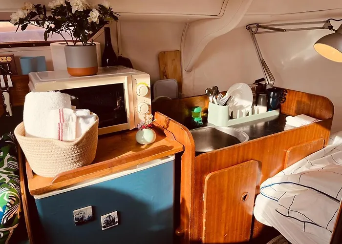 Bacus - Your Floating Hideaway In Botel *