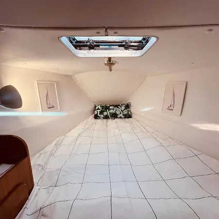 Πλωτό κατάλυμα Bacus - Your Floating Hideaway In *