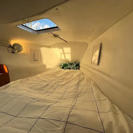 Bateau-hôtel Bacus - Your Floating Hideaway In