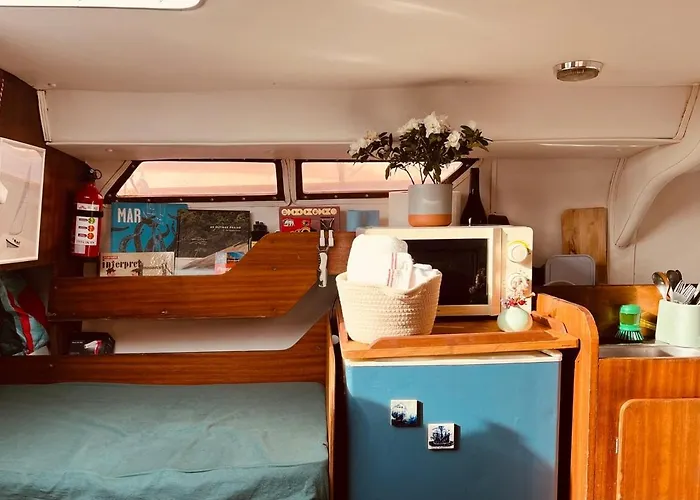 Bacus - Your Floating Hideaway In Botel *